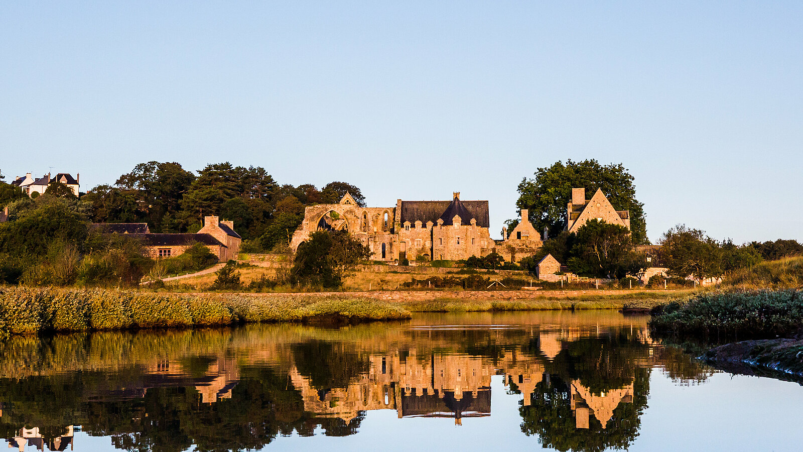 L'abbaye de Beauport au coucher du soleil, près de Paimpol