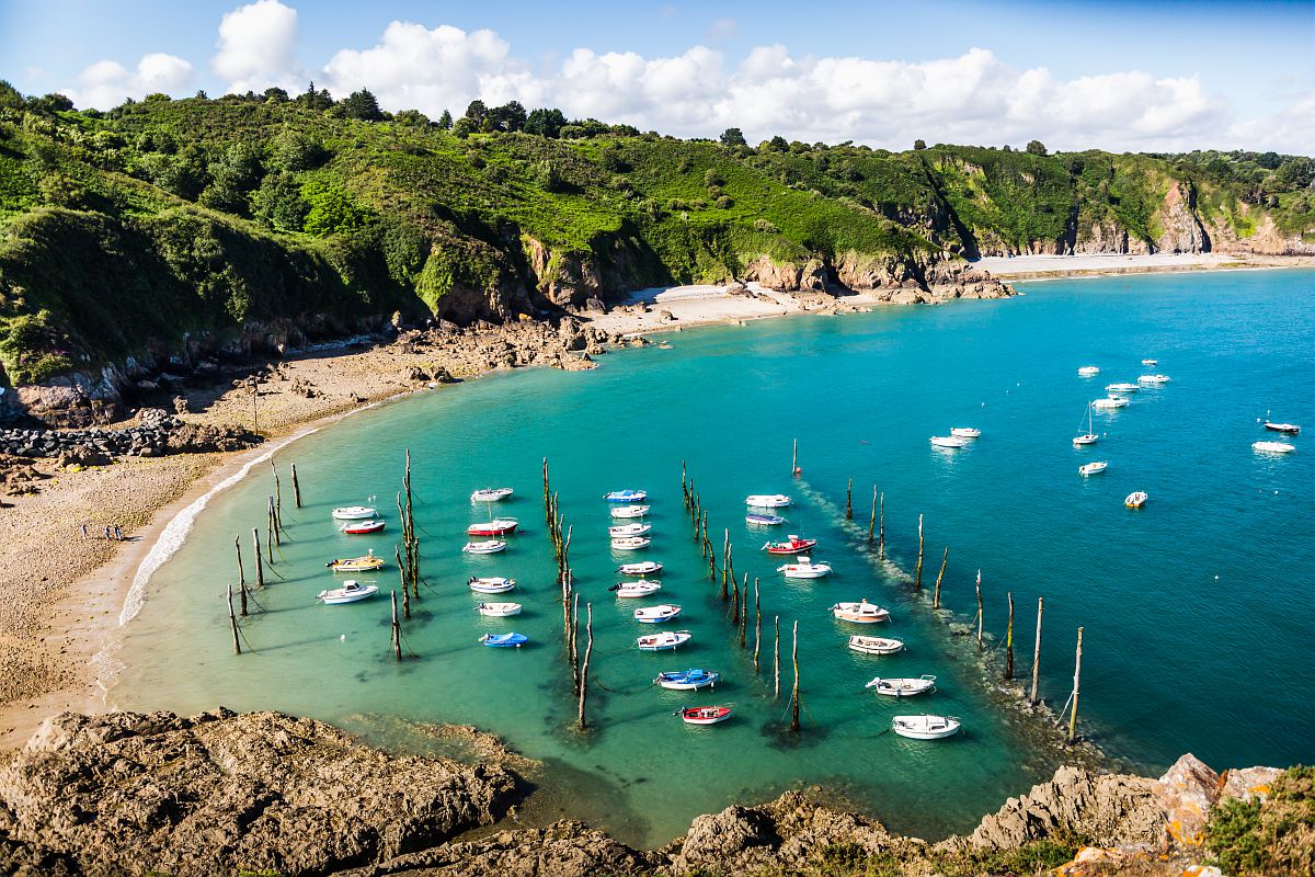 La plage de Port Moguer et le port à pieux de Gwin Zegal à Plouha