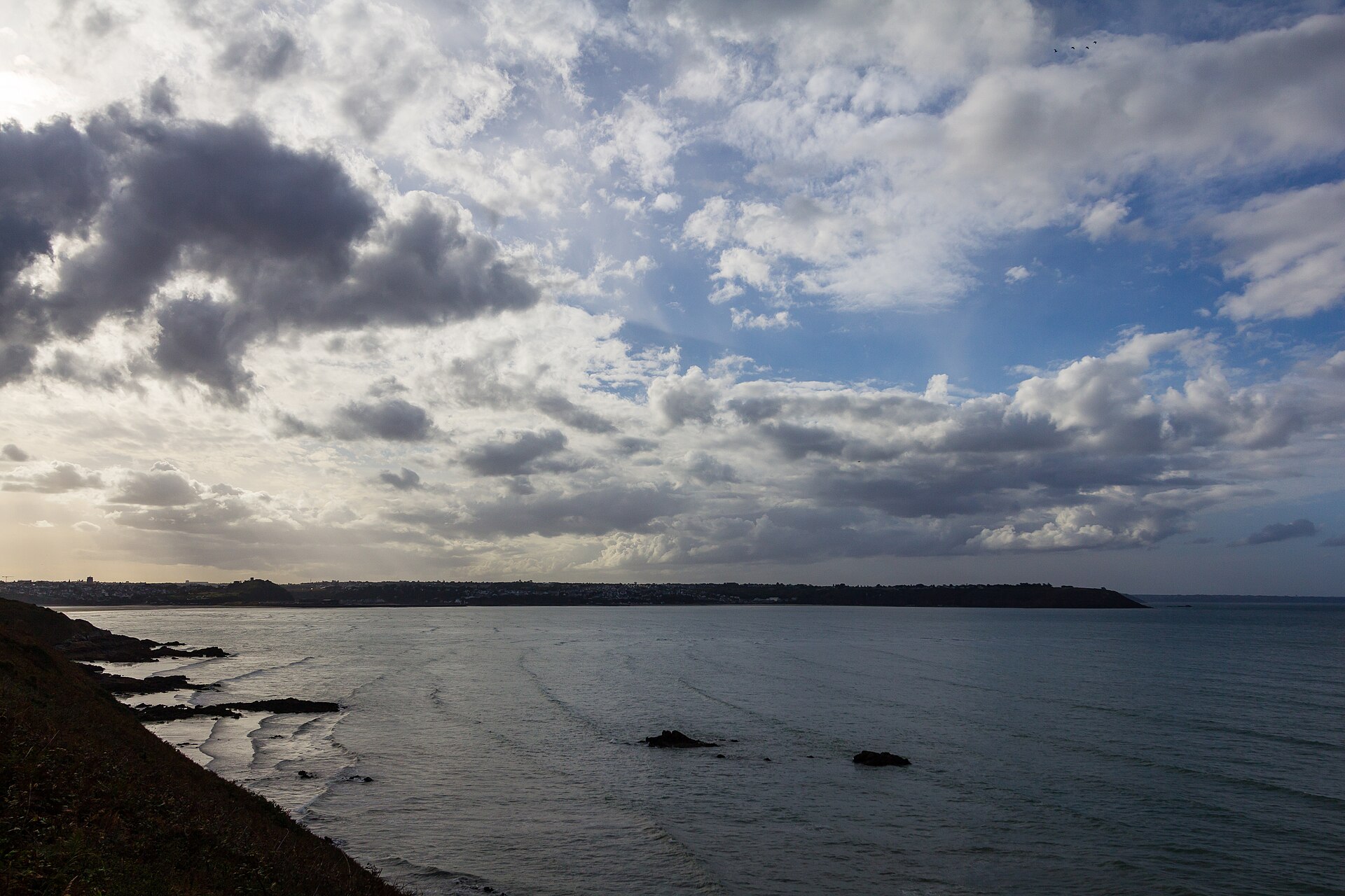 Le cap d'Erquy, landes et grès rose au bord de la mer