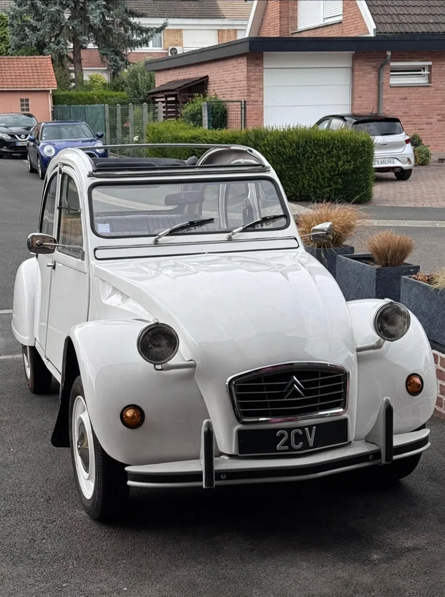 La 2CV blanche de 1981 proposée pour une balade cadeau en Bretagne